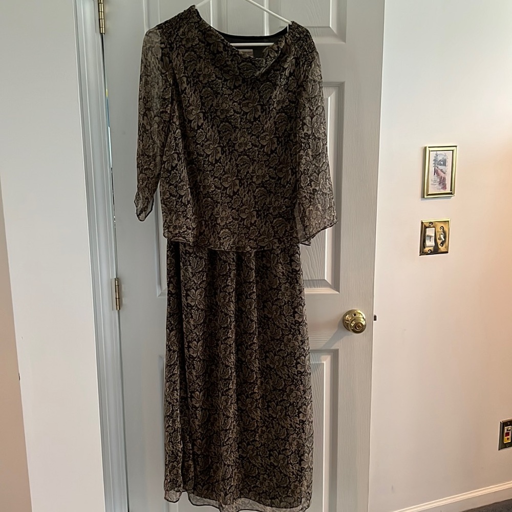 Dress with 3/4 length sleeve. Polyester